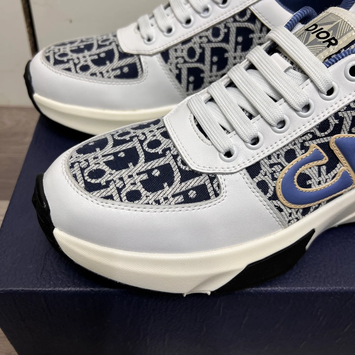 Factory price: 438💰Dior original quality.~ Unique modern style sneakers. 🏃A must-have casual shoe for trendy men😍😍 Imported cowhide fabric, sheepskin foot pads (refuse to discolor and grind feet) soles: Original soles specially provided by the original factory, French lazy style design ⚠️Fit to the feet, original quality, super comfortable original soles. Just like shooting the real thing 🎬The real thing is better, high-quality sneakers, size: 38-44 (45 and 46 can be customized)